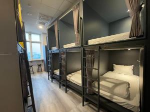 Bunk bed o mga bunk bed sa kuwarto sa One Night Hostel