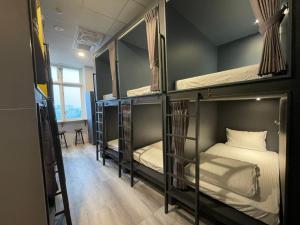 Krevet ili kreveti na sprat u jedinici u okviru objekta One Night Hostel