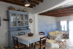 Posezení v ubytování Seaside Traditional Cycladic House
