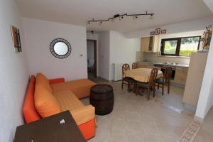 sala de estar con sofá, mesa y cocina en Apartments Rozi, en Rovinj
