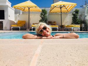 een vrouw in een zwembad met een zonnebril op bij Our Hermanus House in Hermanus