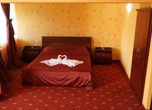 Postel nebo postele na pokoji v ubytování Troyan Plaza Hotel + 37 fotografií