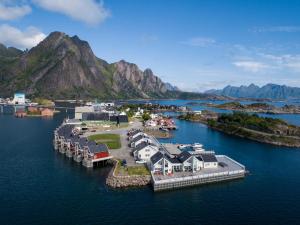 スヴォルヴァールにあるRorbuanlegget Svolvær Havnの家屋・船が並ぶ港の空中風景