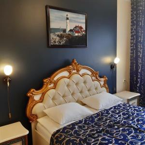 a bedroom with a king sized bed and a lighthouse at Baltiyskaya Korona in Zelenogradsk