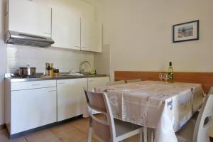 Kuchyň nebo kuchyňský kout v ubytování Piani di Clodia Holidaypark