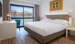 Uma cama ou camas num quarto em Hotel Pestana Cascais Ocean & Conference Aparthotel