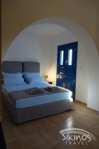 Ένα ή περισσότερα κρεβάτια σε δωμάτιο στο Sikinos Elegant Studio