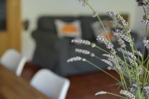 eine Vase mit lila Blumen auf einem Tisch in der Unterkunft Casa Miruetxe in Lekunberri
