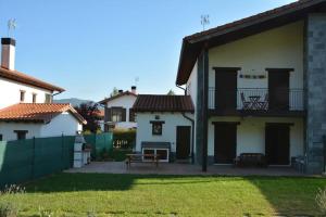 einen Hinterhof eines Hauses mit einer Bank im Hof in der Unterkunft Casa Miruetxe in Lekunberri