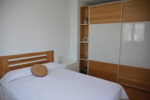 ein Schlafzimmer mit einem Bett, auf dem ein Hut liegt in der Unterkunft Casa Miruetxe in Lekunberri