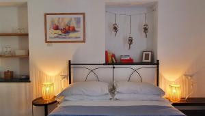 a bedroom with a bed with two lamps on it at Arbanella in Corniglia
