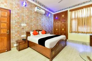a bedroom with a bed and a basketball hoop at Hotel Radoli House - A Heritage Hotel in Jaipur