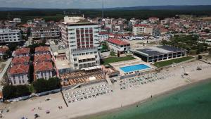 İğneada Resort Hotel & SPA في إجنيدا: اطلالة جوية على مدينة فيها شاطئ ومباني