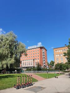 un gruppo di biciclette allineate di fronte a un edificio di Modern 1BR Apartment with Sauna & Best Location a Tampere