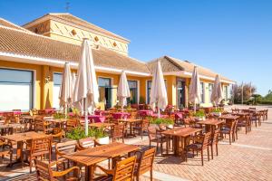 Ein Restaurant oder anderes Speiselokal in der Unterkunft Apartamentos Lomas De Campoamor 