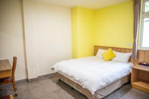 Postel nebo postele na pokoji v ubytování Holiday Hotel