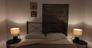 a bedroom with a bed with two lamps on it at Arbanella in Corniglia