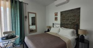 a bedroom with a bed and a mirror at Arbanella in Corniglia