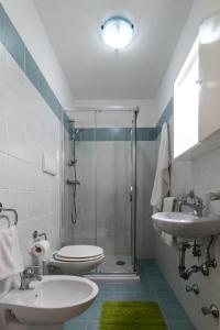 y baño con ducha, aseo y lavamanos. en La Talega en Otranto