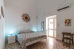 una camera da letto con un letto e uno specchio a parete di La Talega a Otranto
