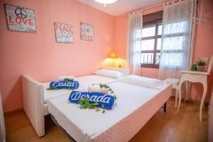 two twin beds in a room with pink walls at Arenda Villa Rosa in Hospitalet de l'Infant