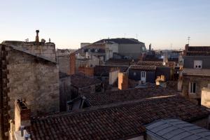una vista aerea di una città con tetti di Hôtel de Normandie a Bordeaux