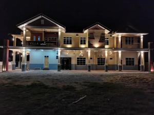 uma casa grande à noite com as luzes acesas em VILLA SENTOSA em Kuala Terengganu