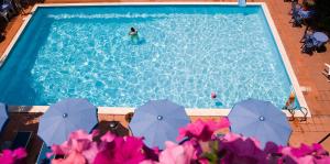 Bazén v ubytování Hotel Leuco' nebo v jeho okolí
