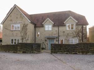 a large brick house with a driveway at Samstone in Shaftesbury