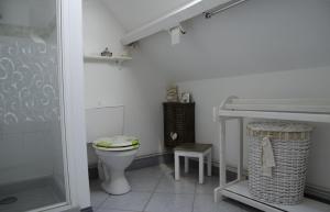 ブリアールにあるChambre d'hôtes face à Briareの白いバスルーム(トイレ、スツール付)