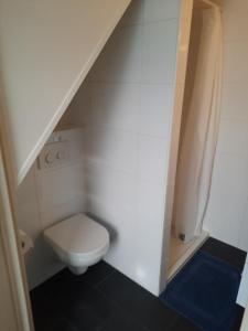 Koupelna v ubytování Have a nice stay! - Blue Beach House 350 meters from sea + 17 fotografií