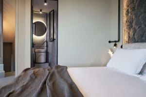 Una cama o camas en una habitación de Apikia Santorini