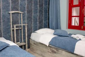 Een bed of bedden in een kamer bij Check Point Hotel