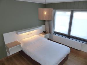 Logis Hotel Du Midi客房内的一张或多张床位