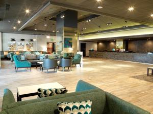 eine Lobby mit Sofas und Stühlen sowie eine Bar in der Unterkunft Crowne Plaza Harrogate, an IHG Hotel in Harrogate