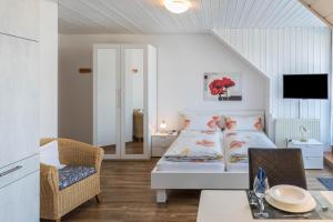 a bedroom with a bed and a table and a chair at 1 Zimmer Ferienwohnung Baur Nr 2 in Salem