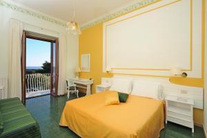 Postel nebo postele na pokoji v ubytování Hotel La Bussola + 37 fotografií