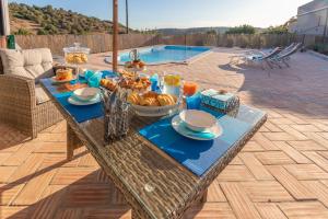 uma mesa com comida ao lado de uma piscina em Villa Arade em Silves