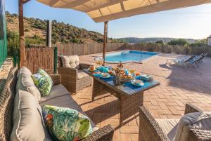 um pátio com uma mesa e uma piscina em Villa Arade em Silves