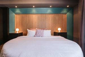 um quarto com uma cama grande e 2 candeeiros em ambos os lados em Ladadika Design, Philian Hotels and Resorts em Tessalônica