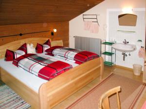 een slaapkamer met een bed en een wastafel in een kamer bij Apartment Schragl - MHO487 by Interhome in Ginzling