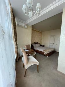 1 dormitorio con 1 cama, 1 mesa y 1 silla en Гостиница Альвита Краснодар Центр, en Krasnodar
