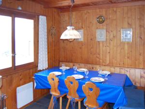 ナンダにあるChalet Mungg by Interhomeのダイニングルーム(青いテーブルと椅子付)