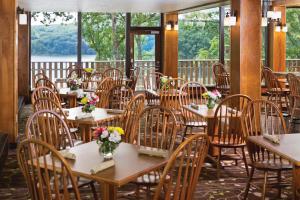 Burr Oak Lodge and Conference Center tesisinde bir restoran veya yemek mekanı