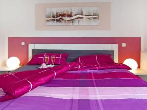 מיטה או מיטות בחדר ב-Holiday Home Deichhuus Een by Interhome