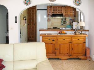 モライラにあるHoliday Home Jaen - MRA713 by Interhomeのリビングルーム(白いソファ付)、キッチンが備わります。