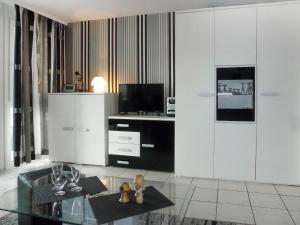 ein Wohnzimmer mit einem Glastisch und einem Schreibtisch in der Unterkunft Apartment B 97 by Interhome in Dittishausen