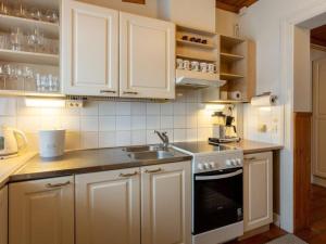 Kuchyň nebo kuchyňský kout v ubytování Holiday Home Peltosirkku by Interhome