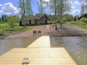 HirsjärviにあるHoliday Home Peltosirkku by Interhomeの家の前の水中の木造桟橋