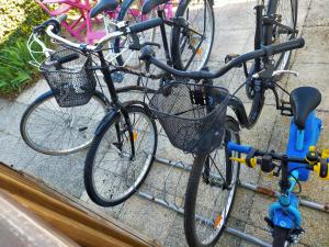 - un groupe de vélos garés dans un casier dans l'établissement Camping Cap Soleil île d'Oléron 4 étoiles, à La Bétaudière